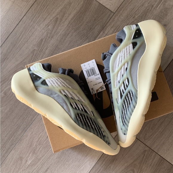 Adidas Yeezy 700 V3 “Fade Salt”size: 9.5 ID1674 - Picture 3 of 11